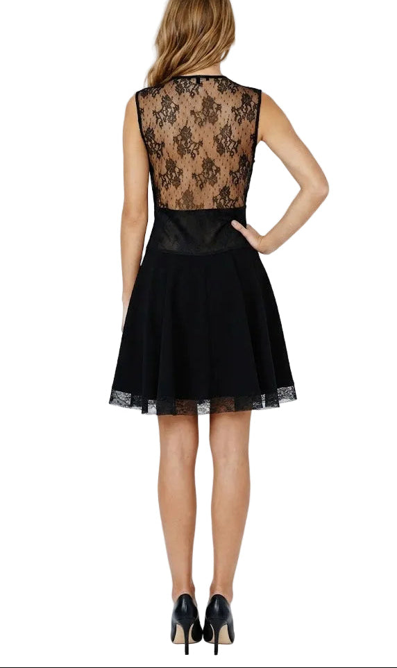 Vestido Negro de Maje con Detalles de Encaje