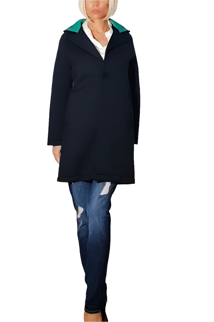 Rinascimento Abrigo Negro con Cuello Verde Esmeralda