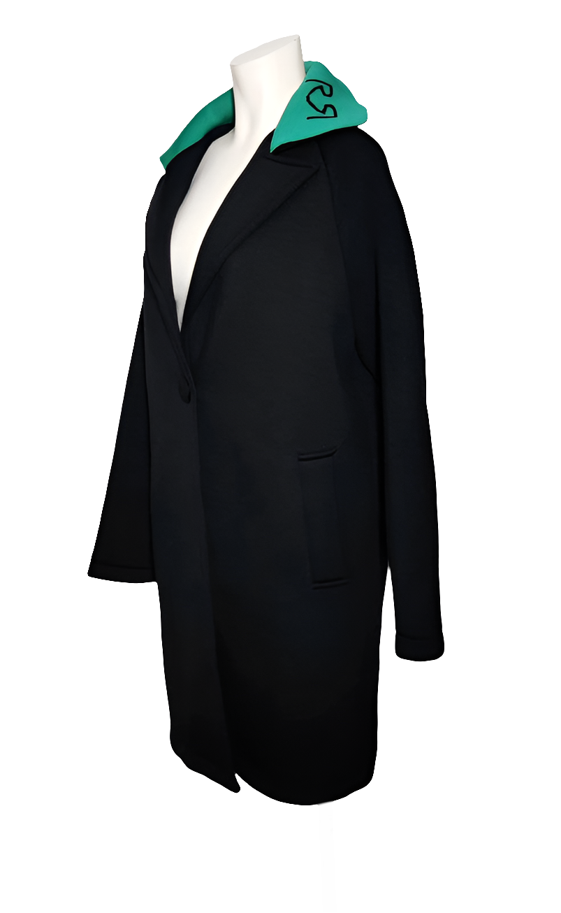 Rinascimento Abrigo Negro con Cuello Verde Esmeralda