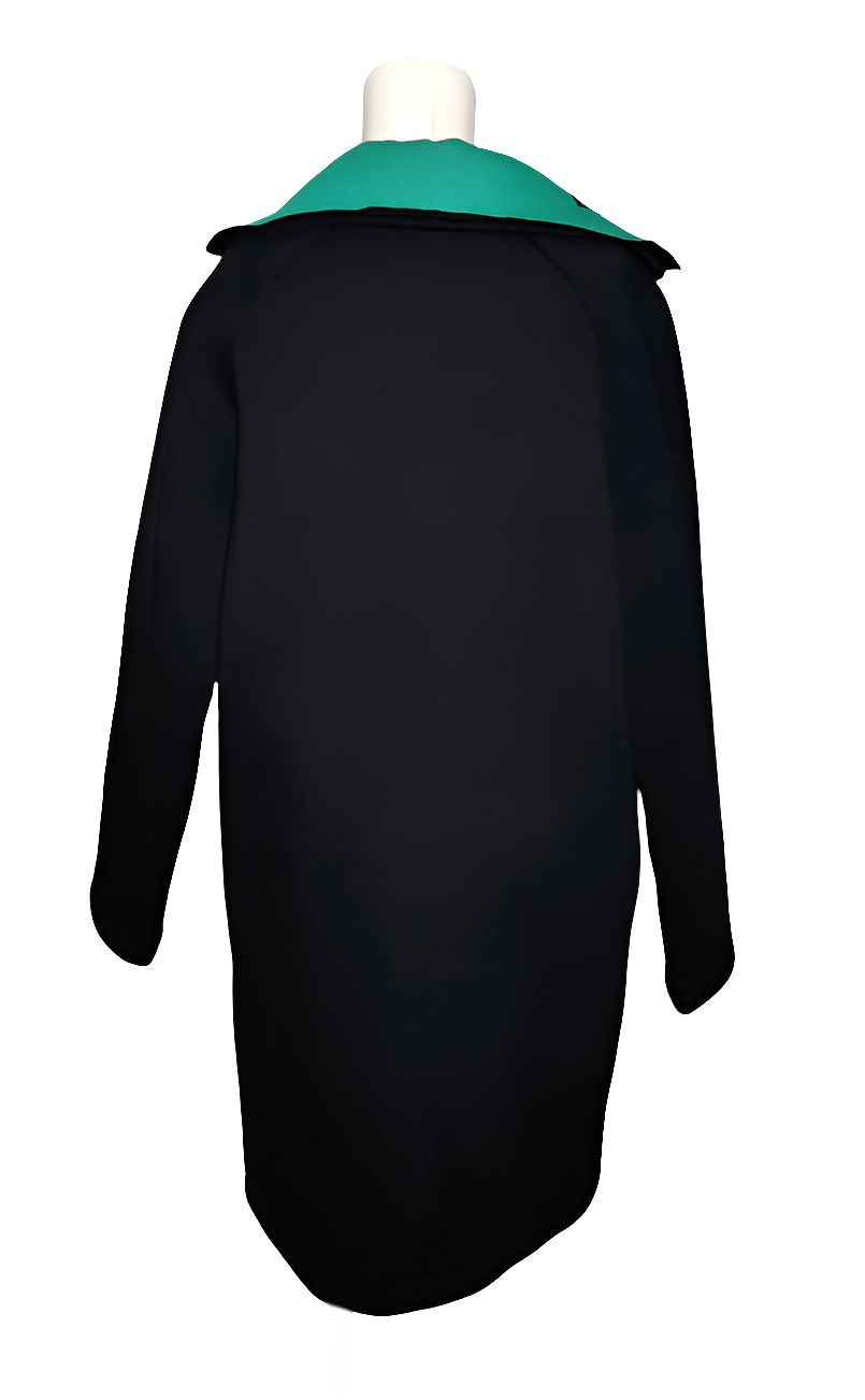 Rinascimento Abrigo Negro con Cuello Verde Esmeralda