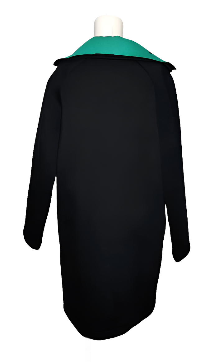Rinascimento Abrigo Negro con Cuello Verde Esmeralda